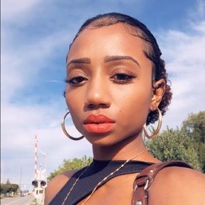 Meet your Posher, Alexia